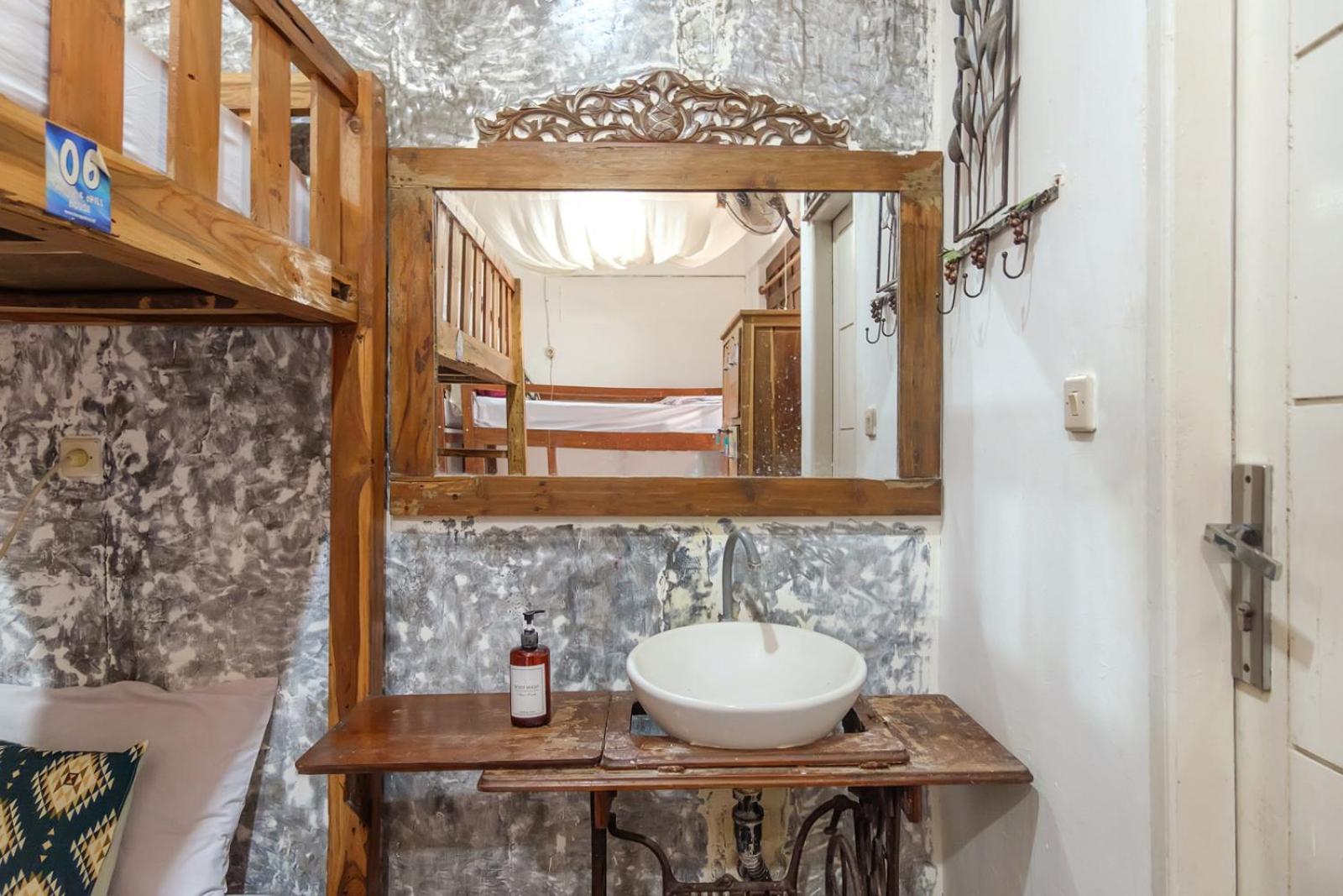 Twospaces Living At Wave And Chill House, Canggu Extérieur photo